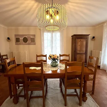 House With 5 Bedrooms, 2 Bathrooms, Sleeps 9