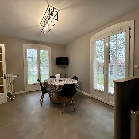 House With 5 Bedrooms, 2 Bathrooms, Sleeps 9 Casa vacanze Saint-Aubin-le-Cloud