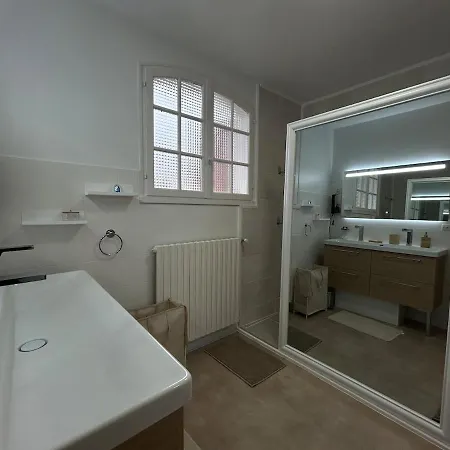 Casa vacanze House With 5 Bedrooms, 2 Bathrooms, Sleeps 9 *