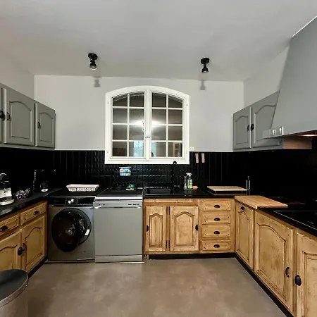 House With 5 Bedrooms, 2 Bathrooms, Sleeps 9