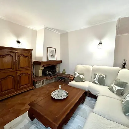 House With 5 Bedrooms, 2 Bathrooms, Sleeps 9 *