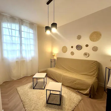 House With 5 Bedrooms, 2 Bathrooms, Sleeps 9 *