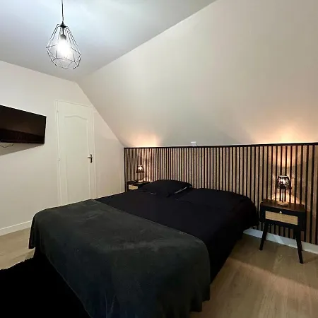House With 5 Bedrooms, 2 Bathrooms, Sleeps 9 Casa vacanze Saint-Aubin-le-Cloud