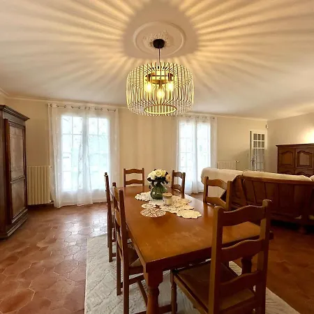 Casa vacanze House With 5 Bedrooms, 2 Bathrooms, Sleeps 9 Saint-Aubin-le-Cloud